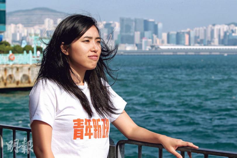 任職醫生的鄺葆賢發現,佔領運動後社會陷入困境,冀以參選改變現狀,認為年輕人縱常被老一輩質疑能力,但亦是年長一輩將改變香港的希望交予年輕一代。(林俊源攝)現為中大專業進修學院文化管理系講師的楊雪盈(左二)認為,其勝出是個啟示﹕無政黨背景也有能力參與區議會。多名政治素人當選,緩減建制派壟斷,可推動社會進步。(李紹昌攝)陳穎欣由參選到當選,對傳媒態度都極謹慎,回應記者提問時,只說當選後會盡力做好。(李紹昌攝)余德寶自稱「政治素人」,以改善社區規劃為主要政綱,他說希望透過當選區議員改變當區「蛇齋餅糉」文 任職醫生的鄺葆賢發現,佔領運動後社會陷入困境,冀以參選改變現狀,認為年輕人縱常被老一輩質疑能力,但亦是年長一輩將改變香港的希望交予年輕一代。(林俊源攝)現為中大專業進修學院文化管理系講師的楊雪盈(左二)認為,其勝出是個啟示﹕無政黨背景也有能力參與區議會。多名政治素人當選,緩減建制派壟斷,可推動社會進步。(李紹昌攝)陳穎欣由參選到當選,對傳媒態度都極謹慎,回應記者提問時,只說當選後會盡力做好。(李紹昌攝)余德寶自稱「政治素人」,以改善社區規劃為主要政綱,他說希望透過當選區議員改變當區「蛇齋餅糉」文