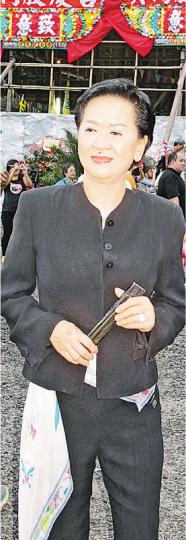70歲的祥嫂表示重臨錦田,憶起與祥哥(新馬師曾)20年前曾一起在此出席活動,如今孤身一人感唏噓 。(攝影鎅O者:柯美) 70歲的祥嫂表示重臨錦田,憶起與祥哥(新馬師曾)20年前曾一起在此出席活動,如今孤身一人感唏噓 。(攝影鎅O者:柯美)