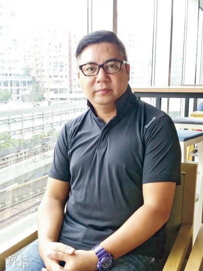 Kenneth相信,孩子學寫字要按部就班,所以兒子一歲左右,他便開始做準備工夫。(馮凱鍵攝)要小朋友愛上「爬格子」,父母絕對需要出盡法寶。(馮凱鍵攝) Kenneth相信,孩子學寫字要按部就班,所以兒子一歲左右,他便開始做準備工夫。(馮凱鍵攝)要小朋友愛上「爬格子」,父母絕對需要出盡法寶。(馮凱鍵攝)