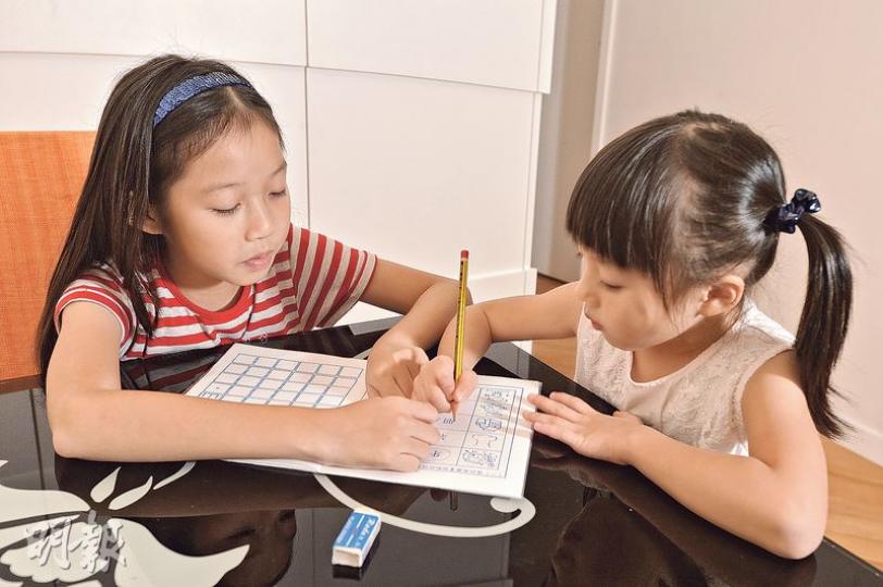 要小朋友開開心心寫字有很多方法,家中有兄姊的,更可以讓他們當小老師教弟妹寫字,增添趣味。(馮凱鍵攝) 要小朋友開開心心寫字有很多方法,家中有兄姊的,更可以讓他們當小老師教弟妹寫字,增添趣味。(馮凱鍵攝)