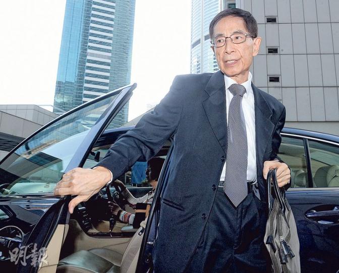 代表《蘋果日報》的李柱銘，讚揚港大學生會會長馮敬恩是唯一達標的校委。（劉焌陶攝）代表港大的資深大律師施祺福，反對《蘋果日報》、香港記者協會及港大學生刊物《學苑》總編輯劉以正加入訴訟。（劉焌陶攝）