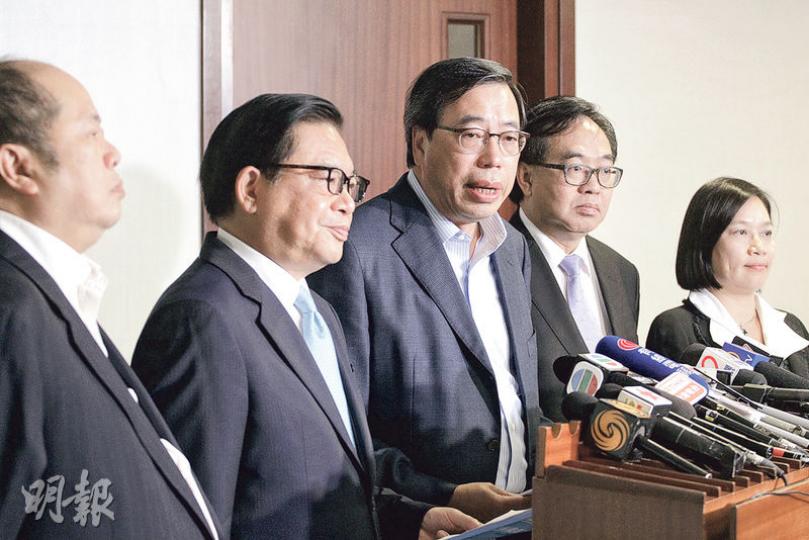 經民聯代表昨向特首梁振英表達對施政報告意見後見記者，強調反對強積金對冲的立場。圖左起為張華峰、林健鋒、梁君彥、盧偉國及梁美芬。（郭慶輝攝）
