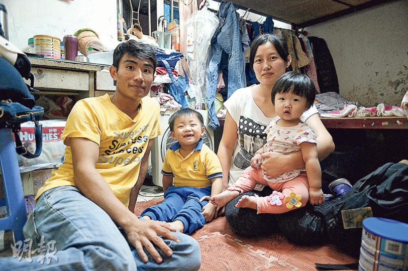 阿美(右二)與丈夫(左一)一家四口租住深水埗劏房,子女回家後只可在狹小空間活動。(鍾林枝攝) 阿美(右二)與丈夫(左一)一家四口租住深水埗劏房,子女回家後只可在狹小空間活動。(鍾林枝攝)