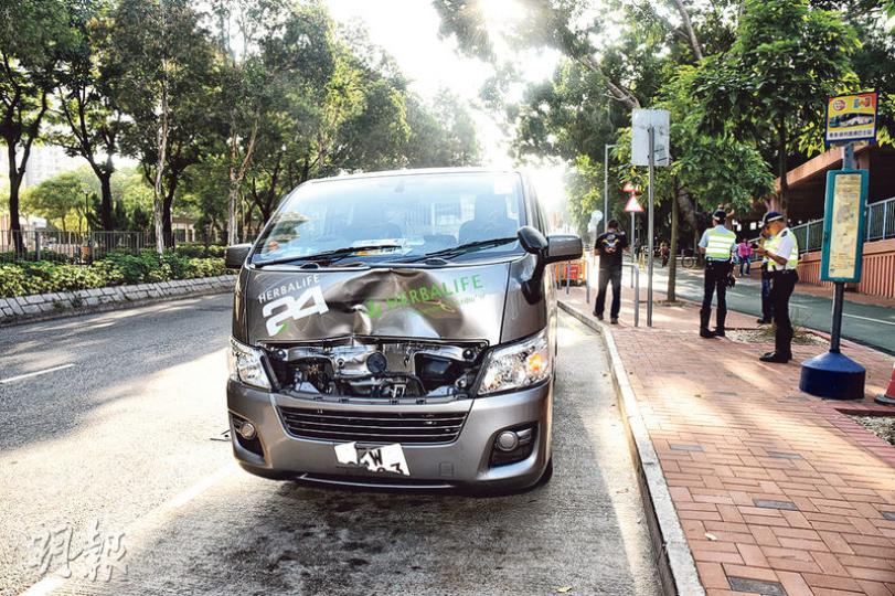 肇事客貨車車頭嚴重凹陷、部分組件損毁飛脫。（蔡方山攝）傷者所踩單車被撞至嚴重變形，由交通警員移至行人路，肇事客貨車則被駛至路邊停泊接受調查。（蔡方山攝）
