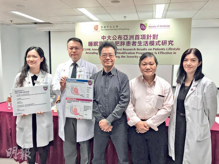中大營養研究中心經理史曼媚教授（右一）稱，雖然鄭先生（右二）和郭先生（中）已沒有見營養師，但因二人能保持健康的生活習慣，他們的睡眠窒息症經治療後，數年沒惡化。（劉卓瑩攝）