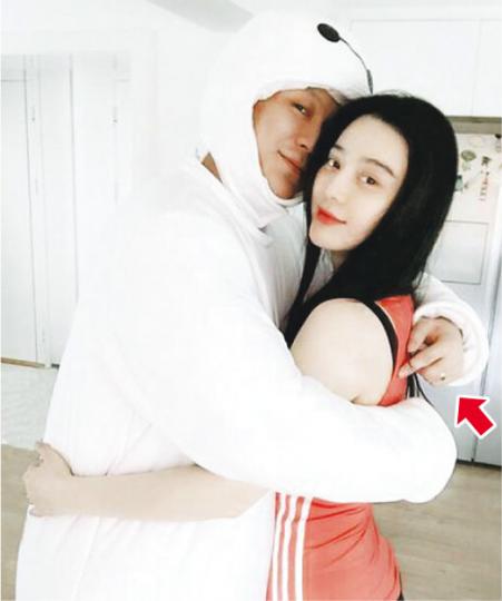 李晨37歲生日攬實范冰冰大曬恩愛。（微博圖片）范冰冰手中的戒指與李晨同款，莫非是訂情戒指。（微博圖片）范冰冰愛的宣言並不肉麻，卻夠窩心。（微博圖片）張馨予上載的一幅圖，被指是諷刺范冰冰是圖中見到一枝花就手舞足蹈的女孩，意思是「她不要的，有人當寶」，但張馨予指這是外界無限想像，她自問才是得到一枝花都開心的女孩，因為她擁有不多但滿足。（微博圖片）