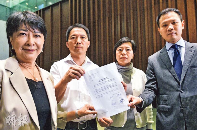 4名身兼市建局非執董的立法會議員民建聯蔣麗芸(左起)、民主黨胡志偉、工聯會麥美娟及公民黨郭榮鏗,昨跨黨派聯署去信市建局主席蘇慶和,要求召開董事會特別會議,重新討論煥然壹居銷售安排。胡志偉批評市建局管理層在周二董事會上「隱藏」煥然壹居議程,當日才知會更改申請門檻,是繞過董事會,形容「做法不道德」。(蘇智鑫攝)位於啟德的資助房屋項目「煥然壹居」,市建局管理層於周二董事會會議上突向非執董匯報放寬申請資格,包括准許單身族申請,以及劃一單身及家庭申請者的入息及資產限額,變相令月入6萬元的單身者亦可申請。( 4名身兼市建局非執董的立法會議員民建聯蔣麗芸(左起)、民主黨胡志偉、工聯會麥美娟及公民黨郭榮鏗,昨跨黨派聯署去信市建局主席蘇慶和,要求召開董事會特別會議,重新討論煥然壹居銷售安排。胡志偉批評市建局管理層在周二董事會上「隱藏」煥然壹居議程,當日才知會更改申請門檻,是繞過董事會,形容「做法不道德」。(蘇智鑫攝)位於啟德的資助房屋項目「煥然壹居」,市建局管理層於周二董事會會議上突向非執董匯報放寬申請資格,包括准許單身族申請,以及劃一單身及家庭申請者的入息及資產限額,變相令月入6萬元的單身者亦可申請。(