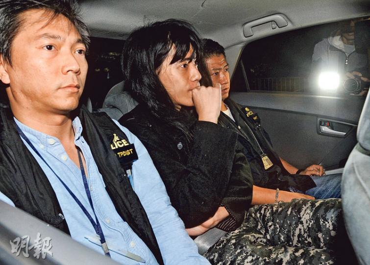 警方昨日拘捕原名鍾銘麟的中出羊子(中),指他涉及一宗洗黑錢罪行。中出洋子昨晚遭警員押返大埔警署調查。(樊銳昌攝) 警方昨日拘捕原名鍾銘麟的中出羊子(中),指他涉及一宗洗黑錢罪行。中出洋子昨晚遭警員押返大埔警署調查。(樊銳昌攝)