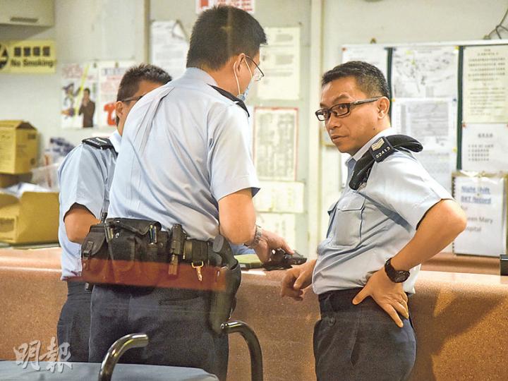 少女涉嫌藏毒及襲警案中,被撩陰腿踢中的警長(右)及兩名警員受傷需送院治理,幸無大礙。(蔡方山攝) 少女涉嫌藏毒及襲警案中,被撩陰腿踢中的警長(右)及兩名警員受傷需送院治理,幸無大礙。(蔡方山攝)