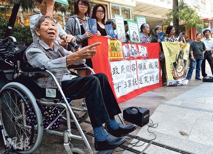 領展(前稱領匯)上市10年,當年入稟阻止其上市嘅盧少蘭婆婆(左)現身樂富商場,數算3任特首喺事件中嘅過失。(劉焌陶攝) 領展(前稱領匯)上市10年,當年入稟阻止其上市嘅盧少蘭婆婆(左)現身樂富商場,數算3任特首喺事件中嘅過失。(劉焌陶攝)