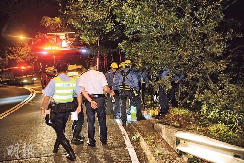 私家車衝向路邊後剷上鐵欄前端的石屎「斜台」(右下)後凌空彈起,再衝下20米山坡,事後消防員趕至搜救,證實司機已爬回路面脫險。(蔡方山攝) 私家車衝向路邊後剷上鐵欄前端的石屎「斜台」(右下)後凌空彈起,再衝下20米山坡,事後消防員趕至搜救,證實司機已爬回路面脫險。(蔡方山攝)