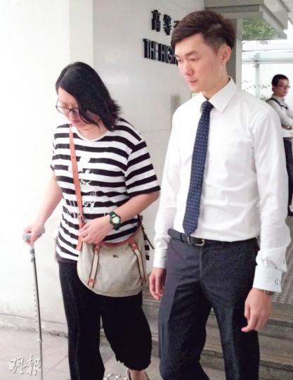 女事主黎佩玲(左)意外後腦部嚴重受損,影響其活動及自理能力。黎佩玲昨持拐杖,在胞弟黎顯豪(右)及親友陪同下出庭。(張梓鈴攝) 女事主黎佩玲(左)意外後腦部嚴重受損,影響其活動及自理能力。黎佩玲昨持拐杖,在胞弟黎顯豪(右)及親友陪同下出庭。(張梓鈴攝)