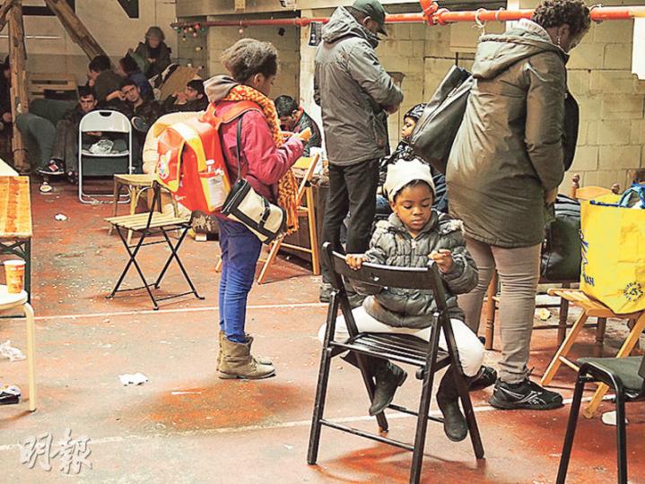 不少難民棲身在「布魯塞爾難民支援公民平台」的大本營,當中包括兒童。(林康琪攝) 不少難民棲身在「布魯塞爾難民支援公民平台」的大本營,當中包括兒童。(林康琪攝)