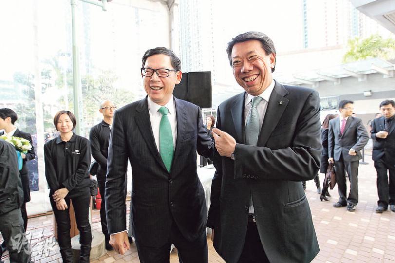 渣打昨日推出流動分行,金管局總裁陳德霖(前左)亦有出席開幕儀式。渣打大中華及北亞地區行政總裁洪丕正(前右)表示,流動分行及視像櫃員機,與傳統分行業務沒有抵觸,因此沒計劃對香港分行作出任何調整。(林俊源攝) 渣打昨日推出流動分行,金管局總裁陳德霖(前左)亦有出席開幕儀式。渣打大中華及北亞地區行政總裁洪丕正(前右)表示,流動分行及視像櫃員機,與傳統分行業務沒有抵觸,因此沒計劃對香港分行作出任何調整。(林俊源攝)