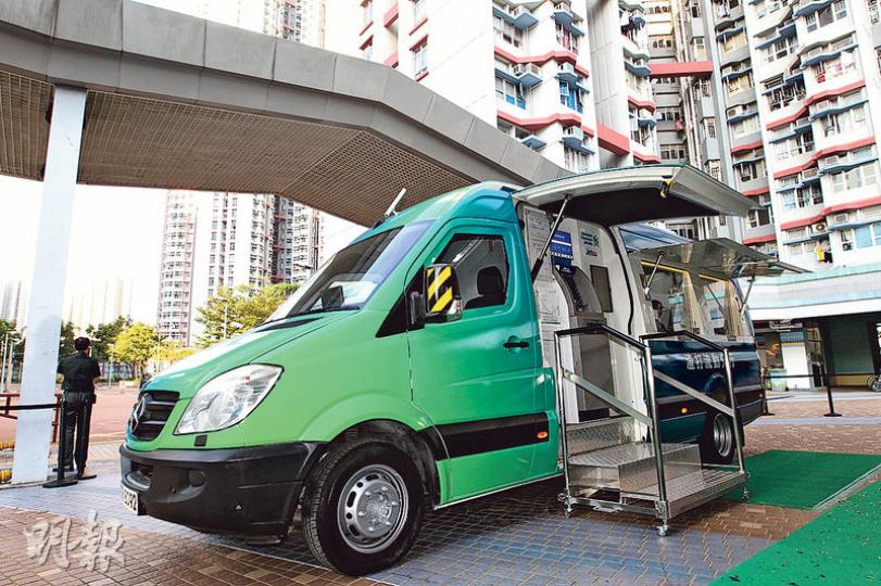 流動分行有兩名櫃枱服務員,車身與司機位完全分隔,並裝上防彈玻璃。有關服務雖然強調是「以客為先」,但基於車身所限,職員均予人高高在上的感覺,一般人走近都要抬高頭。(林俊源攝)(林俊源攝) 流動分行有兩名櫃枱服務員,車身與司機位完全分隔,並裝上防彈玻璃。有關服務雖然強調是「以客為先」,但基於車身所限,職員均予人高高在上的感覺,一般人走近都要抬高頭。(林俊源攝)(林俊源攝)