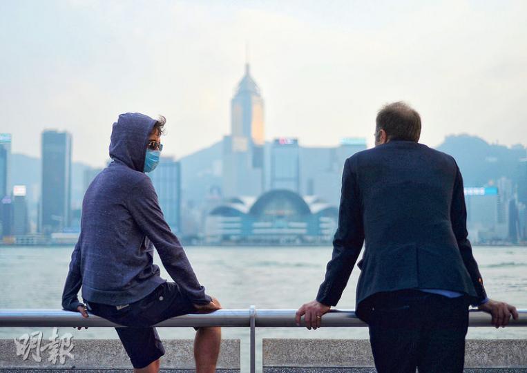 來自歐洲的Michael(左)原希望來香港這個國際金融中心實習,以累積「中國經驗」,讓其大展拳腳匯錢回家,最後積蓄花光下誤當免費「黑工」。Michael現時仍堅持留港,希望獲公司「合法」聘用,彌補錯失的時間、金錢。(鄧宗弘攝) 來自歐洲的Michael(左)原希望來香港這個國際金融中心實習,以累積「中國經驗」,讓其大展拳腳匯錢回家,最後積蓄花光下誤當免費「黑工」。Michael現時仍堅持留港,希望獲公司「合法」聘用,彌補錯失的時間、金錢。(鄧宗弘攝)