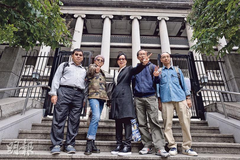 土地審裁處昨日頒布命令,翠湖花園業主立案法團需要向6名申請入稟的業主公開帳目,查閱文件時間為期兩個月。申請人之一的陳錦棠(右二)認為若審裁官允許他們授權專家看文件會更好。其餘申請人潘洪日(左一)、范海燕(中)及李炳森(右一)昨亦到場聽審。(馮凱鍵攝) 土地審裁處昨日頒布命令,翠湖花園業主立案法團需要向6名申請入稟的業主公開帳目,查閱文件時間為期兩個月。申請人之一的陳錦棠(右二)認為若審裁官允許他們授權專家看文件會更好。其餘申請人潘洪日(左一)、范海燕(中)及李炳森(右一)昨亦到場聽審。(馮凱鍵攝)