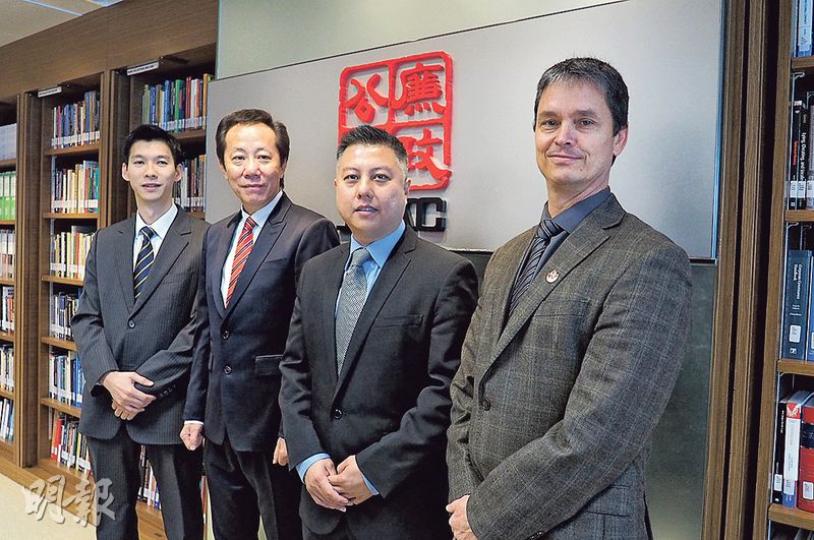 廉署總調查主任指揮課程為期成1個月,有30個來自21個國家嘅執法機構成員參與,圖中就有廉署總調查主任張健寧(左起)、首席調查主任蔡雙雄、新加坡及加拿大皇家騎警嘅反貪人員。(葉真真攝) 廉署總調查主任指揮課程為期成1個月,有30個來自21個國家嘅執法機構成員參與,圖中就有廉署總調查主任張健寧(左起)、首席調查主任蔡雙雄、新加坡及加拿大皇家騎警嘅反貪人員。(葉真真攝)