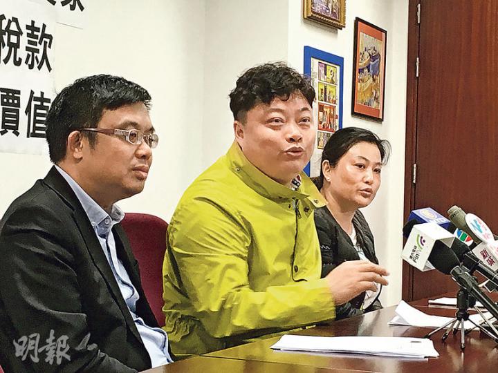 民主黨立法會議員涂謹申(左)昨開記者會,稱收到臧先生(中)及太太(右)求助,在兩年前以7000多萬購入半山豪宅「珒然」,但發展商太古地產拒絕發放240萬的新從價印花稅現金回贈。(楊康琪攝) 民主黨立法會議員涂謹申(左)昨開記者會,稱收到臧先生(中)及太太(右)求助,在兩年前以7000多萬購入半山豪宅「珒然」,但發展商太古地產拒絕發放240萬的新從價印花稅現金回贈。(楊康琪攝)