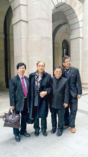梁翰偉(左二)在庭外表示對判決不失望,「雖敗猶榮」,不排除再爭拗其他法律觀點,甚至表示不排除派船阻塞航道阻止興建人工島。(謝美琳攝) 梁翰偉(左二)在庭外表示對判決不失望,「雖敗猶榮」,不排除再爭拗其他法律觀點,甚至表示不排除派船阻塞航道阻止興建人工島。(謝美琳攝)