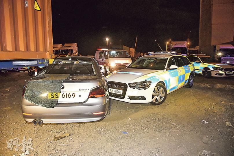 遇警方路障狂飈11公里的寶馬房車,最終與趕至警車相撞,警員一度拔槍戒備,拘捕男司機。(蔡方山攝)涉嫌瘋狂駕駛的男司機被警方拘捕,事後報稱不適由救護車送院治理。(蔡方山攝) 遇警方路障狂飈11公里的寶馬房車,最終與趕至警車相撞,警員一度拔槍戒備,拘捕男司機。(蔡方山攝)涉嫌瘋狂駕駛的男司機被警方拘捕,事後報稱不適由救護車送院治理。(蔡方山攝)