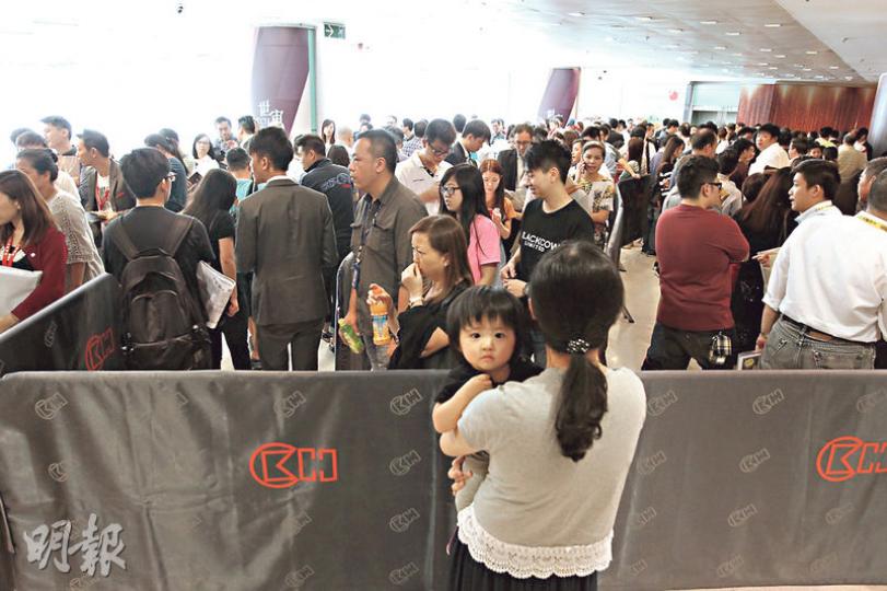 長實元朗世宙累獲約9000張入票,以明天發售560伙計暫超額15倍,同時亦屬今年下半年新盤「收票王」;圖為市民等候參觀示範單位的場面。 (林俊源攝) 長實元朗世宙累獲約9000張入票,以明天發售560伙計暫超額15倍,同時亦屬今年下半年新盤「收票王」;圖為市民等候參觀示範單位的場面。 (林俊源攝)