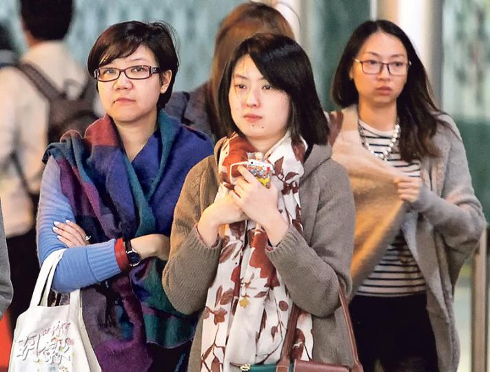 天文台昨清晨錄得最低15.3℃,為今年入秋以來最低紀錄,市民寒衣終於有機會出動。晚上市區氣溫回升至近20℃,仍有市民穿毛衣及戴頸巾保暖。(林俊源攝) 天文台昨清晨錄得最低15.3℃,為今年入秋以來最低紀錄,市民寒衣終於有機會出動。晚上市區氣溫回升至近20℃,仍有市民穿毛衣及戴頸巾保暖。(林俊源攝)