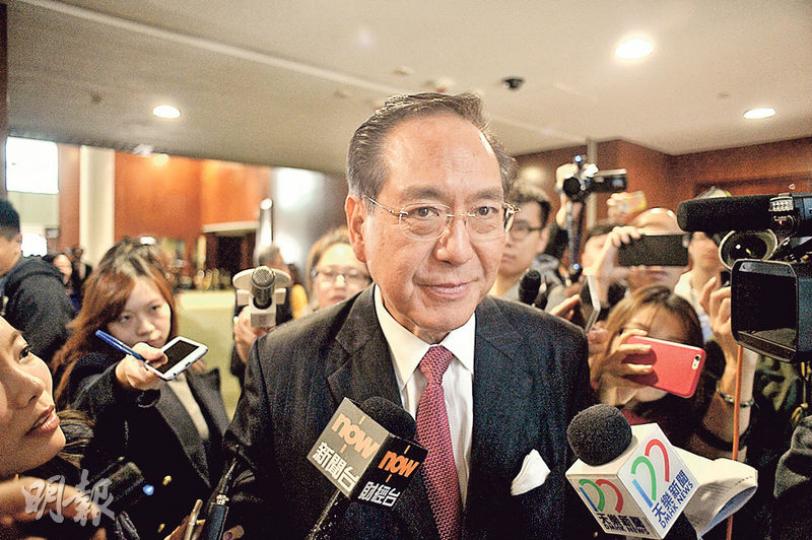 本身為行政會議成員的李國章昨日出席立法會午宴,被追問是否適合擔任港大校委會主席時,笑着叫記者問港大校友關注組召集人葉建源。(鍾林枝攝)對於近日再有港大校委會會議的錄音流出,港大校長馬斐森表示,警方已接手處理,加上是次泄漏地點不在香港,不認為需要就事件再提交報告予校委會。(鍾林枝攝) 本身為行政會議成員的李國章昨日出席立法會午宴,被追問是否適合擔任港大校委會主席時,笑着叫記者問港大校友關注組召集人葉建源。(鍾林枝攝)對於近日再有港大校委會會議的錄音流出,港大校長馬斐森表示,警方已接手處理,加上是次泄漏地點不在香港,不認為需要就事件再提交報告予校委會。(鍾林枝攝)