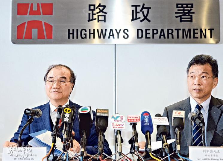 署理運輸及房屋局長邱誠武(左)與路政署長劉家強(右)昨午終召開記者會,正式交代港珠澳大橋延遲一年完工。邱指2017年底雖具備通車條件,但確實通車日期須三地政府配合。劉更披露工程至今接獲30宗金錢申索,涉款共12億元,但下周申請的追加撥款毋須再加。(劉焌陶攝) 署理運輸及房屋局長邱誠武(左)與路政署長劉家強(右)昨午終召開記者會,正式交代港珠澳大橋延遲一年完工。邱指2017年底雖具備通車條件,但確實通車日期須三地政府配合。劉更披露工程至今接獲30宗金錢申索,涉款共12億元,但下周申請的追加撥款毋須再加。(劉焌陶攝)