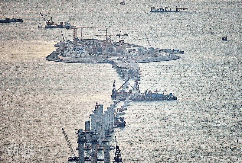 路政署昨透露港珠澳大橋香港段工程(圖)的申索額至今達12億元。(鄧宗弘攝) 路政署昨透露港珠澳大橋香港段工程(圖)的申索額至今達12億元。(鄧宗弘攝)