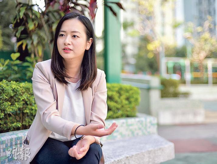 民主黨曾素麗首次在沙田區議會富龍選區出戰,便「撼低」資深現任區議員羅光強。她人緣好,公公、婆婆、師奶、年輕人都是她的「粉絲」,她希望從政之路由地區工作做起。(馮凱鍵攝) 民主黨曾素麗首次在沙田區議會富龍選區出戰,便「撼低」資深現任區議員羅光強。她人緣好,公公、婆婆、師奶、年輕人都是她的「粉絲」,她希望從政之路由地區工作做起。(馮凱鍵攝)