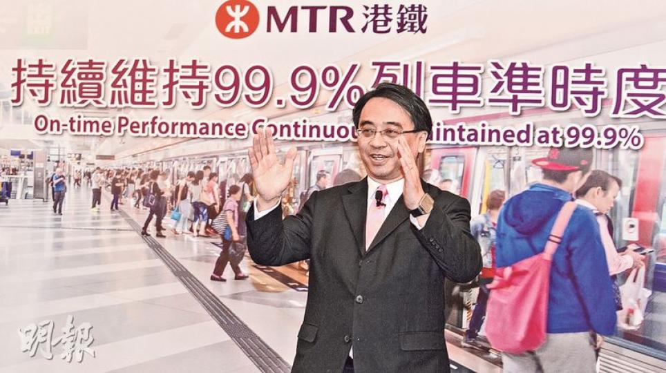 港鐵車務總監金澤培稱,由於西鐵加車卡改裝工序繁複,加上不能因此影響班次,1個月始能改裝一架。(劉焌陶攝)港鐵昨公布將把西鐵線全數28架7卡列車,改裝至8卡,預計2018年1月全數列車完成增加車卡程序,屆時可提升14%載客量。(黃志東攝) 港鐵車務總監金澤培稱,由於西鐵加車卡改裝工序繁複,加上不能因此影響班次,1個月始能改裝一架。(劉焌陶攝)港鐵昨公布將把西鐵線全數28架7卡列車,改裝至8卡,預計2018年1月全數列車完成增加車卡程序,屆時可提升14%載客量。(黃志東攝)