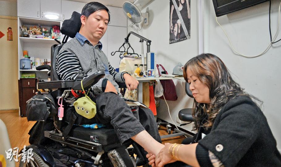滿腔熱誠爭取社會公義的區議會新丁葉榮(左),心中有偶像容祖兒,家中貼上她的海報,身旁有無微不至的媽媽(右),母子倆政見雖不相同,一個藍絲,一個黃絲,但無損母子情。葉太每晚都到居於同一大廈的葉榮家中,為兒子的手腳拉筋。(鍾林枝攝)葉榮兩年多前成為立法會議員張超雄的議員助理,留守馬鞍山頌安邨議員辦,每天獨自乘港鐵穿梭葵芳和沙田,競選期間更是清晨出發,半夜才回家。他笑說「戰車」時速達12公里,只是遷就記者步速才走得慢些,不然回家的路不算太漫長。(鍾林枝攝)剛當選區議員的葉榮(左)與媽媽(右)政見雖不相 滿腔熱誠爭取社會公義的區議會新丁葉榮(左),心中有偶像容祖兒,家中貼上她的海報,身旁有無微不至的媽媽(右),母子倆政見雖不相同,一個藍絲,一個黃絲,但無損母子情。葉太每晚都到居於同一大廈的葉榮家中,為兒子的手腳拉筋。(鍾林枝攝)葉榮兩年多前成為立法會議員張超雄的議員助理,留守馬鞍山頌安邨議員辦,每天獨自乘港鐵穿梭葵芳和沙田,競選期間更是清晨出發,半夜才回家。他笑說「戰車」時速達12公里,只是遷就記者步速才走得慢些,不然回家的路不算太漫長。(鍾林枝攝)剛當選區議員的葉榮(左)與媽媽(右)政見雖不相