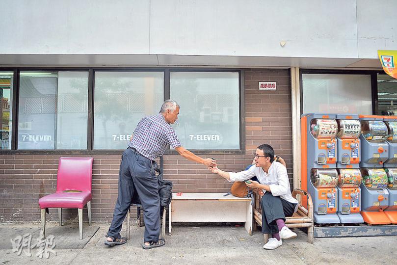 阿樂(右)發現街道上被閒置的家具,除了是街坊親自打造的休憩地方,也是拉近彼此關係的好工具,他亦不時坐在這些「街具」上與街坊聊天,因此創立了「移街家居」網站,鼓勵更多人善用街頭家具。(蘇智鑫攝) 阿樂(右)發現街道上被閒置的家具,除了是街坊親自打造的休憩地方,也是拉近彼此關係的好工具,他亦不時坐在這些「街具」上與街坊聊天,因此創立了「移街家居」網站,鼓勵更多人善用街頭家具。(蘇智鑫攝)