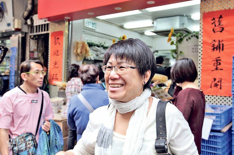 已光顧「樹記腐竹」10多年的陳小姐(圖)表示位於「樹記腐竹」舊舖的「樹記明利」,其出品有以往「樹記腐竹」的味道,但坦言「可能係我嘅心理作用」。(林俊源攝) 已光顧「樹記腐竹」10多年的陳小姐(圖)表示位於「樹記腐竹」舊舖的「樹記明利」,其出品有以往「樹記腐竹」的味道,但坦言「可能係我嘅心理作用」。(林俊源攝)
