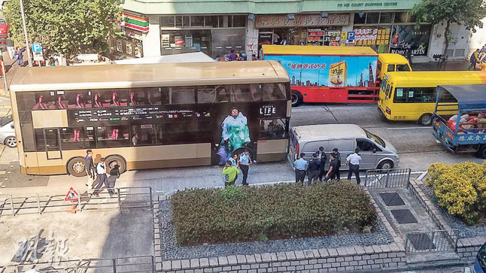 在佐敦被偷走的客貨車,最終駛至長沙灣,先撞向前後貨車,倒駛欲逃時,再撞及尾隨巴士的車頭停下,偷車賊最後棄車逃去。(網民Franky Tang攝)被偷走的客貨車橫衝直撞近5公里,先後與4車碰撞,事後車尾凹陷,車尾玻璃粉碎。(林智傑攝) 在佐敦被偷走的客貨車,最終駛至長沙灣,先撞向前後貨車,倒駛欲逃時,再撞及尾隨巴士的車頭停下,偷車賊最後棄車逃去。(網民Franky Tang攝)被偷走的客貨車橫衝直撞近5公里,先後與4車碰撞,事後車尾凹陷,車尾玻璃粉碎。(林智傑攝)