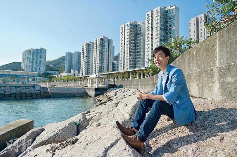 伍顯龍出生至今皆住在荃灣青龍頭,現年25歲的他說,明年本來可考牌當建築師,但有感距離退休還有漫漫長路,倒不如趁現在實現自己想做的事。(鄧宗弘攝) 伍顯龍出生至今皆住在荃灣青龍頭,現年25歲的他說,明年本來可考牌當建築師,但有感距離退休還有漫漫長路,倒不如趁現在實現自己想做的事。(鄧宗弘攝)
