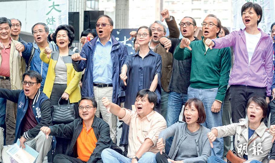 港大畢業生議會昨日舉行第二次特別會員大會,多名校友投票後出席集會,包括前政務司長陳方安生(中排左三)、港大校友關注組成員楊森(中排左四)、公民黨黨魁梁家傑(中排右二)、公民黨主席余若薇(中排右一)等,各人同冀守護港大院校自主,並拒絕由李國章接任校委會主席。(鍾林枝攝)港大畢業生議會昨日再次召開特別會員大會,就港大校友關注組的議案討論及投票。投票場外一直有約30人排隊,到截止投票前約一小時,人龍最多有逾60人。(鍾林枝攝) 港大畢業生議會昨日舉行第二次特別會員大會,多名校友投票後出席集會,包括前政務司長陳方安生(中排左三)、港大校友關注組成員楊森(中排左四)、公民黨黨魁梁家傑(中排右二)、公民黨主席余若薇(中排右一)等,各人同冀守護港大院校自主,並拒絕由李國章接任校委會主席。(鍾林枝攝)港大畢業生議會昨日再次召開特別會員大會,就港大校友關注組的議案討論及投票。投票場外一直有約30人排隊,到截止投票前約一小時,人龍最多有逾60人。(鍾林枝攝)