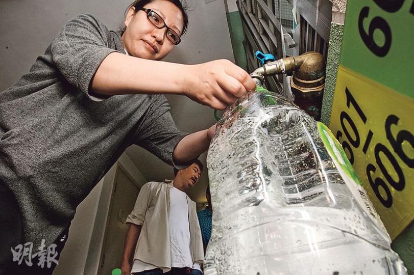 啟晴邨賞晴樓低層住戶陳女士指出,鉛水事件至今近5個月,女兒一直「避走」,搬往婆婆家暫住,至今亦未敢在家煮食,即使家中已安裝了濾水器,亦會到走廊公共地方取水使用。(李紹昌攝) 啟晴邨賞晴樓低層住戶陳女士指出,鉛水事件至今近5個月,女兒一直「避走」,搬往婆婆家暫住,至今亦未敢在家煮食,即使家中已安裝了濾水器,亦會到走廊公共地方取水使用。(李紹昌攝)