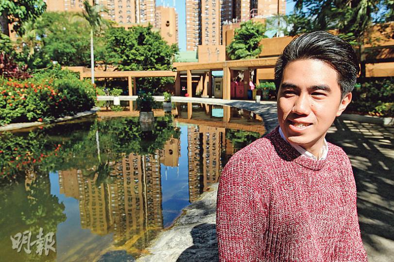 29歲的巫成鋒,今屆區選擊敗民主黨資深議員陳樹英,成為民建聯新生代面孔之一。他笑言選舉當日沒有記者採訪,但選後約訪問的電話卻接踵而來。(林俊源攝)選舉期間,為方便服務居民,家住大埔的巫成鋒搬到選區居住,並用其中一間房做「貨倉」放物資,選舉過後,他要整理選舉物品,弄到有點雜亂。(林俊源攝) 29歲的巫成鋒,今屆區選擊敗民主黨資深議員陳樹英,成為民建聯新生代面孔之一。他笑言選舉當日沒有記者採訪,但選後約訪問的電話卻接踵而來。(林俊源攝)選舉期間,為方便服務居民,家住大埔的巫成鋒搬到選區居住,並用其中一間房做「貨倉」放物資,選舉過後,他要整理選舉物品,弄到有點雜亂。(林俊源攝)
