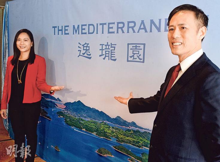 信置西貢沙角尾項目昨日命名為逸瓏園。信置營業部聯席董事田兆源(圖右)表示,項目正申請預售樓花,合共提供297伙單位,估計最快本月推售,並料2018年1月入伙。(劉焌陶攝) 信置西貢沙角尾項目昨日命名為逸瓏園。信置營業部聯席董事田兆源(圖右)表示,項目正申請預售樓花,合共提供297伙單位,估計最快本月推售,並料2018年1月入伙。(劉焌陶攝)