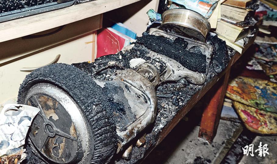 擺放在鞋櫃上充電的電動平衡車充電期間,突然爆炸起火,不單平衡車嚴重焚毁,火屑更燒着附近雜物蔓延全屋,幸未有造成傷亡。(衛永康攝)電動平衡車爆炸火警中,涉事單位嚴重焚毁及凌亂一片,戶主一家需由房署安排到區內臨時居所暫住。(衛永康攝)火警中戶主飼養10多年的巴西龜「Jimmy」及「Tommy」一度被困火場;幸兩龜被浸在水盆中,逃過一劫。(衛永康攝)「車主」歐小姐於深圳購買的電動平衡車充電爆炸,燒毁家園,慨嘆「中國製的始終會爆炸」,並表示後悔買國貨。(衛永康攝) 擺放在鞋櫃上充電的電動平衡車充電期間,突然爆炸起火,不單平衡車嚴重焚毁,火屑更燒着附近雜物蔓延全屋,幸未有造成傷亡。(衛永康攝)電動平衡車爆炸火警中,涉事單位嚴重焚毁及凌亂一片,戶主一家需由房署安排到區內臨時居所暫住。(衛永康攝)火警中戶主飼養10多年的巴西龜「Jimmy」及「Tommy」一度被困火場;幸兩龜被浸在水盆中,逃過一劫。(衛永康攝)「車主」歐小姐於深圳購買的電動平衡車充電爆炸,燒毁家園,慨嘆「中國製的始終會爆炸」,並表示後悔買國貨。(衛永康攝)