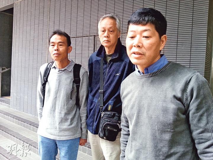 申索人周健南(右一)在庭外表示對判決感失望,認為港燈欺壓小市民,形容「今日係全香港打工仔最黑暗嘅一日」,將考慮上訴。圖左起為余錦洪及黃家禮。(羅霜寧攝) 申索人周健南(右一)在庭外表示對判決感失望,認為港燈欺壓小市民,形容「今日係全香港打工仔最黑暗嘅一日」,將考慮上訴。圖左起為余錦洪及黃家禮。(羅霜寧攝)