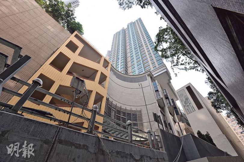 房協位於北角丹拿山的首個非資助長者屋項目「雋悅」共有3座大廈,提供588個單位,包括開放式、一房、兩房及三房單位。(馮凱鍵攝)雋悅的「水牌」顯示設有中醫及西醫診所,並有日間照護中心、護理安老院舍等設施供予住戶使用。(馮凱鍵攝) 房協位於北角丹拿山的首個非資助長者屋項目「雋悅」共有3座大廈,提供588個單位,包括開放式、一房、兩房及三房單位。(馮凱鍵攝)雋悅的「水牌」顯示設有中醫及西醫診所,並有日間照護中心、護理安老院舍等設施供予住戶使用。(馮凱鍵攝)