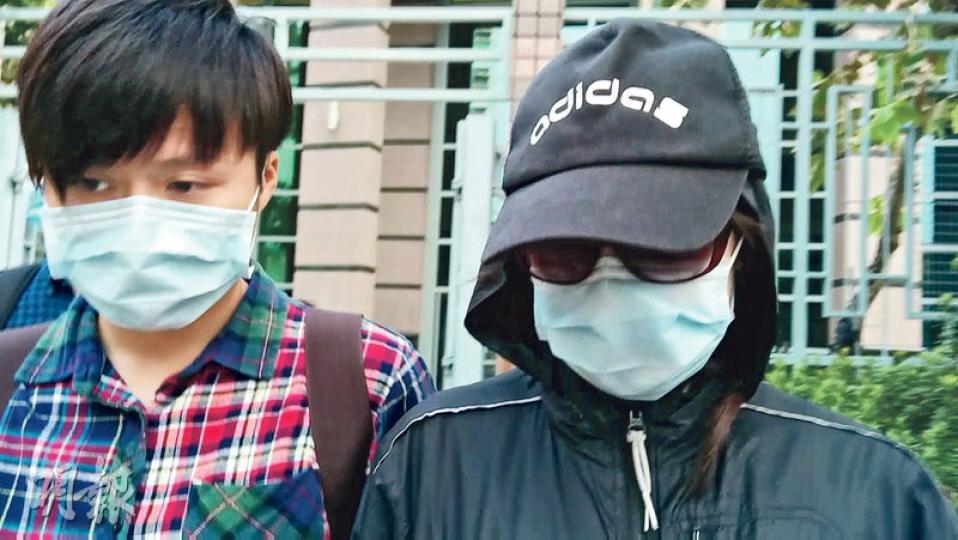 趙鏡和、江詠儀(右)及周光華昨獲判罪名不成立,江詠儀的親友離庭時一度向記者咳嗽及霸佔樓梯門阻擋記者前行,趙及周則在法院關門時仍不見蹤影。(植敏欣攝) 趙鏡和、江詠儀(右)及周光華昨獲判罪名不成立,江詠儀的親友離庭時一度向記者咳嗽及霸佔樓梯門阻擋記者前行,趙及周則在法院關門時仍不見蹤影。(植敏欣攝)