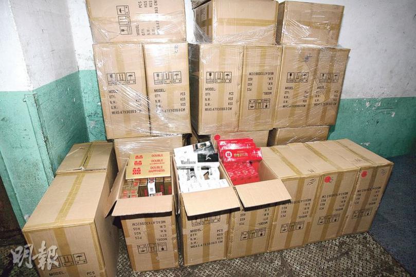 海關昨在觀塘一工廈搗破私煙案,揭發有人租用迷你倉儲存私煙,檢獲約30萬支未完稅香煙,稅款及煙價總值約75萬元。(伍浦鋒攝)海關行動中,拘捕涉案47歲女疑犯帶署扣查。(伍浦鋒攝) 海關昨在觀塘一工廈搗破私煙案,揭發有人租用迷你倉儲存私煙,檢獲約30萬支未完稅香煙,稅款及煙價總值約75萬元。(伍浦鋒攝)海關行動中,拘捕涉案47歲女疑犯帶署扣查。(伍浦鋒攝)