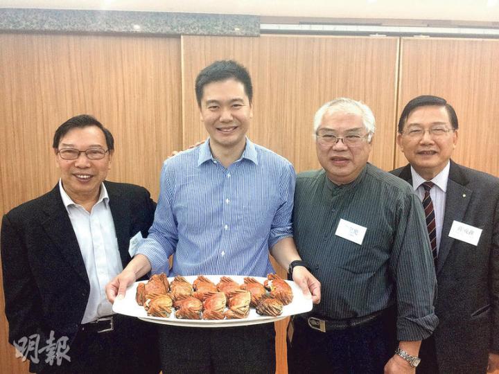 民建聯黃定光(右二)一年一度宴請傳媒食大閘蟹,仲叫埋愛徒周浩鼎(左二)出席,周浩鼎話積極考慮參選立法會超區議席。左一為中華出入口商會秘書長陳勁,右一為商會顧問莊成鑫。(渠贇攝) 民建聯黃定光(右二)一年一度宴請傳媒食大閘蟹,仲叫埋愛徒周浩鼎(左二)出席,周浩鼎話積極考慮參選立法會超區議席。左一為中華出入口商會秘書長陳勁,右一為商會顧問莊成鑫。(渠贇攝)