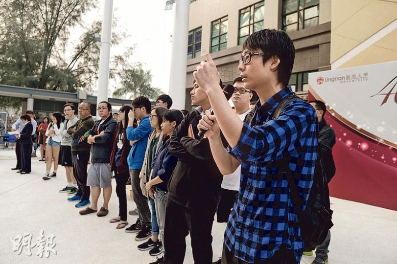 嶺大學生會長劉振琳(右一)批評鄭國漢雙重標準,對待校董李以力時便稱要「無罪推定」,對待陳雲就直接出警告信,他又指學生追問鄭個人意見時,鄭竟然回答要問其他校董意見,但隨即又要求學生獨立思考。(鍾林枝攝)嶺南大學昨舉行校長學生論壇,校長鄭國漢(圖)為近期有嶺大校董捲入國力書院風波解畫,又指早前發警告信給中文系助理教授陳雲完全合理,因陳的言論超出言論自由界線,「證據確鑿」。(鍾林枝攝) 嶺大學生會長劉振琳(右一)批評鄭國漢雙重標準,對待校董李以力時便稱要「無罪推定」,對待陳雲就直接出警告信,他又指學生追問鄭個人意見時,鄭竟然回答要問其他校董意見,但隨即又要求學生獨立思考。(鍾林枝攝)嶺南大學昨舉行校長學生論壇,校長鄭國漢(圖)為近期有嶺大校董捲入國力書院風波解畫,又指早前發警告信給中文系助理教授陳雲完全合理,因陳的言論超出言論自由界線,「證據確鑿」。(鍾林枝攝)