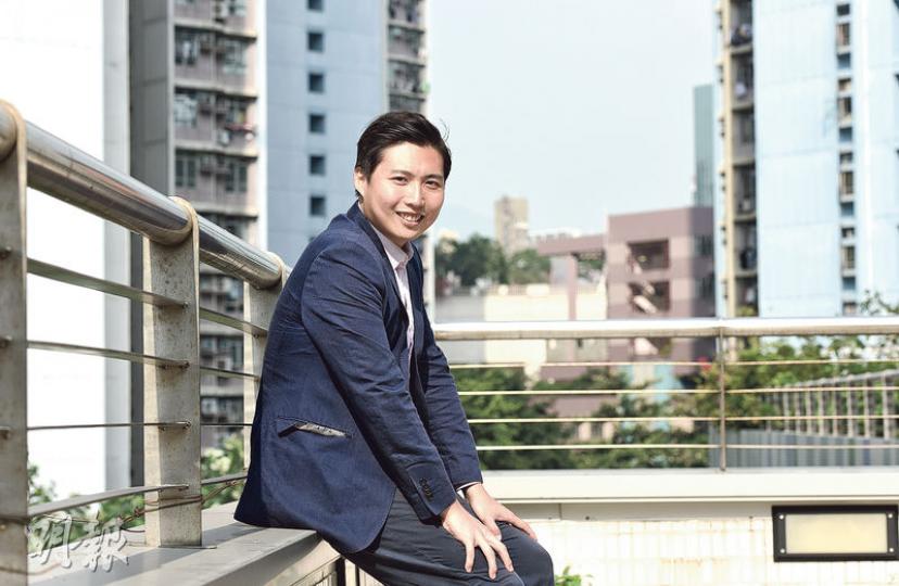 公民黨余德寶在自己成長、居住的選區參選並勝出,原來背後付出極大,每月只獲黨的數百元資助,基本薪金亦欠奉,為這場選戰可說是「瞓身」參選。(陳淑安攝) 公民黨余德寶在自己成長、居住的選區參選並勝出,原來背後付出極大,每月只獲黨的數百元資助,基本薪金亦欠奉,為這場選戰可說是「瞓身」參選。(陳淑安攝)