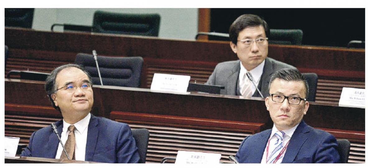 三跑的預算造價較5年前估算的845億元上升67%,升至1415億元,機管局行政總裁林天福(後排)說,最新的內部回報率評估亦與之前的3%「有明顯分別」,但未透露具體數字。前排左為副運房局長邱誠武。(鄧宗弘攝) 三跑的預算造價較5年前估算的845億元上升67%,升至1415億元,機管局行政總裁林天福(後排)說,最新的內部回報率評估亦與之前的3%「有明顯分別」,但未透露具體數字。前排左為副運房局長邱誠武。(鄧宗弘攝)